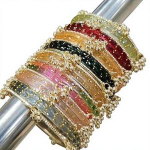 Brazaletes Kashmiris de Vidrio Azul Brillante Chapados en Oro con Detalles de Perlas para Bodas y Uso Tradicional a Precio de Mayoreo - Product Image 4