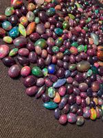 Opales noires naturelles en vrac, formes ovales, poire et radiant, avec jeu de couleurs, formes variées, polies, 730 carats, pour la fabrication de bijoux