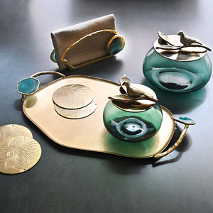 Magnifique plateau de service doré, doté d'une forme organique unique et de poignées élégantes ornées de pierres d'agate bleue, idéal pour servir les aliments. - Product Image 6