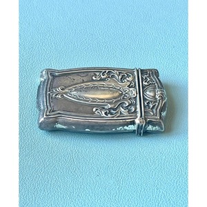 Étui à allumettes vintage en aluminium avec motif floral gravé, durable pour usage domestique - Product Image 2