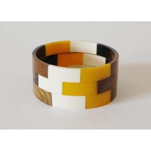 Brazaletes de Resina con Patrones Artísticos Hechos a Mano, Artesanías Únicas con Acabado Elegante - Product Image 5