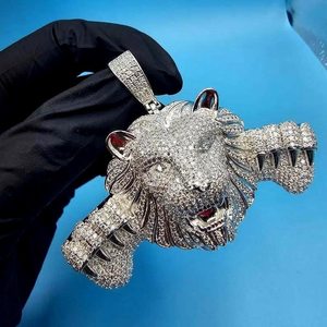 Colgante Cabeza de León de Plata de Ley 925 con Moissanita de Corte Brillante Redondo y Micro Pavé, Joyería Hip Hop para Hombre - Product Image 1
