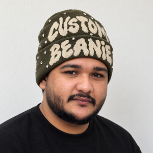 Bonnet pliable avec grandes lettres tricotées et détails en strass, unisexe, hiver, streetwear décontracté, personnalisable OEM ODM - Product Image 1