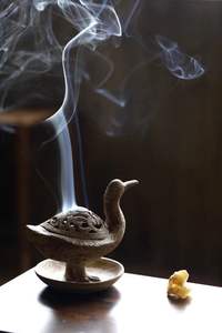 Brûleur d'encens en métal Jubilant Metal Incense Bakhoor, rehaussant les célébrations avec un arôme accueillant et mémorable - Product Image 6