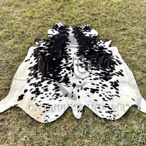 Alfombra Antideslizante de Piel de Vaca con Pelo Brasileño Auténtico en Tonos Blanco y Negro para Acampar al Aire Libre y para Picnic - Product Image 4