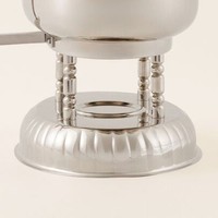 Plat à chafing moderne en acier inoxydable argenté, chauffe-plats rond suspendu avec couvercle en dôme cannelé pour buffet d'hôtel de luxe et service traiteur