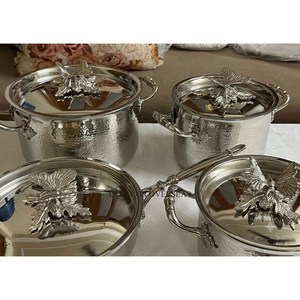 Casseroles Ruffoni de luxe faites à la main en acier inoxydable argenté brillant texturé martelé avec couvercles supérieurs en forme de papillon doré - Product Image 5