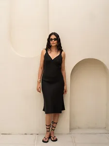 Robe midi bohème noire en coton et lin pour femme, col en V, sans manches, bretelles réglables, coupe ajustée, robe décontractée - Product Image 2