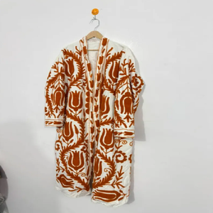 Kimono en coton brodé Suzani Golden Mustard avec silhouette de veste longue bohème, robe ouverte sur le devant pour un style resort - Product Image 1