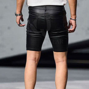 Shorts en cuir pour hommes avec ceinture ajustable, construction durable et style streetwear contemporain - Product Image 2