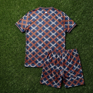 Ensemble d'uniformes de football personnalisés à motif géométrique bleu marine, orange et blanc, respirant, maillot de football à manches courtes et short - Product Image 5