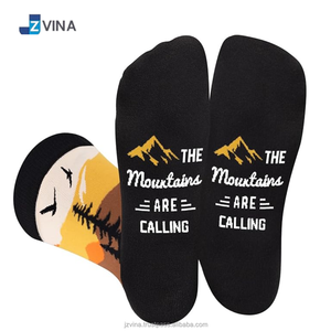 Chaussettes courtes personnalisées pour hommes, imprimé randonnée en montagne, respirantes, en coton, polyester et élasthanne, tricotées, pour usage quotidien, avec messages amusants - Product Image 1
