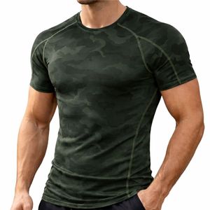Camiseta de compresión de camuflaje para hombre, manga corta, deportiva, para gimnasio, transpirable, elástica, para fitness, protección contra erupciones cutáneas. - Product Image 1
