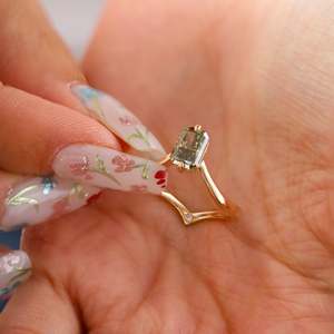 แหวนทองคำแท้ประดับเพชรแล็บครีเอท สีเขียวสดใส น้ำหนัก 1.31 กะรัต รุ่น Custom FancyColor ดีไซน์มงกุฎสไตล์ป่าไม้ ประดับด้วยเพชรซิลวาน งานแฮนด์เมด ฝังเพชรแบบซ่อน - Product Image 6