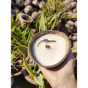 Vela de aromaterapia hecha a mano con cáscara de coco ecológica, con cera de coco natural y fragancia duradera. - Product Image 3