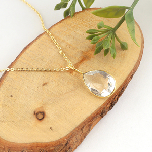 Collar con colgante de cuarzo transparente facetado para uso diario, con engaste de latón chapado en oro de 18k, estilo minimalista. - Product Image 3