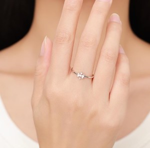 Anillo Pequeño de Copo de Nieve en Plata de Ley, Diseño Minimalista Invernal, Talla Ajustable, Anillo Festivo de Nieve - Product Image 4