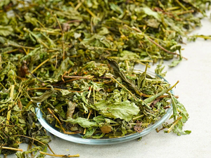 Suministro a Granel de Hojas Secas de Stevia Rebaudiana en Bolsa de 0.22 Libras para la Industria Alimentaria y Fabricantes de Té - Product Image 1