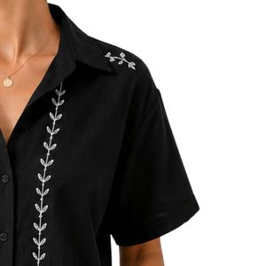 Camisa Corta Negra Bordada Personalizada para Mujer, Blusa Casual de Verano con Botones, Top de Moda con Logotipo Personalizado, Mezcla de Lino - Product Image 4