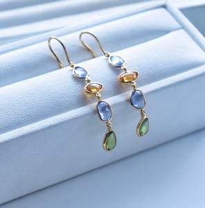 Pendientes Colgantes Hechos a Mano con Zafiro Multicolor Natural de Corte Rosa en Oro de 18K, Arcoíris Etéreo - Product Image 1