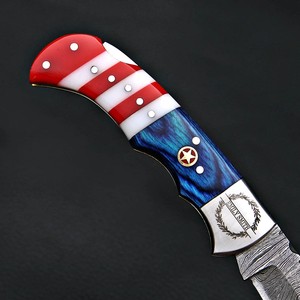 Cuchillo Plegable de Acero Damasco con Bandera Americana Nordic Forge, Bloqueo Trasero, Mango de Resina Texas, Funda, Bolsillo, EDC, Camping, Caza - Product Image 3