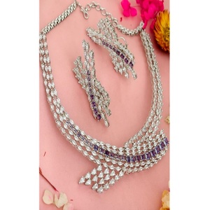 Ensemble collier et boucles d'oreilles en zircon plaqué or de qualité supérieure, design élégant, pour femmes, occasions de mariage et de fête - Product Image 1