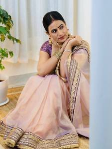 La deslumbrante belleza de este saree contemporáneo radica en los intrincados adornos hechos a mano que se extienden a lo largo del saree. - Product Image 3