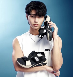 รองเท้าแตะน้ำหนักเบา ดีไซน์เปิดนิ้วเท้า สีดำ สีเบจ สวมใส่สบาย สไตล์ F7R - Product Image 1