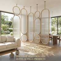Cloison de séparation en verre cannelé en acier inoxydable doré opulent avec garniture métallique de luxe pour espaces de vie, design personnalisable