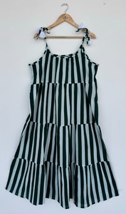 Robe longue en coton rayée verte et blanche pour femme, avec bretelles à nouer et franges, sans manches, à volants, coupe trapèze, style bohème, pour l'été, la plage et les vacances - Product Image 1