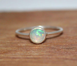 แหวนทองเหลืองทำมือประดับโอปอลสีขาวทรงกลมแบบเรียบง่าย สไตล์โบโฮ สำหรับผู้หญิง เหมาะเป็นของขวัญ - Product Image 2