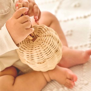 Top vente cloche shaker rotin en bois hochet de dentition bébé cadeau jouets faits à la main naturel secouant hochets - Product Image 5