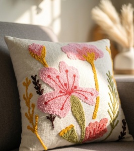 Funda de Cojín Decorativa con Diseño Floral de Prado, Hecha a Mano con Bordado Texturizado - Product Image 3