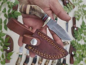 LOT de 20 couteaux de chasse d'extérieur en acier Damas, faits main, personnalisés OEM, haute durabilité 58HRC, tranchants comme des rasoirs, avec étui en cuir et poignée en corne de bélier - Product Image 4