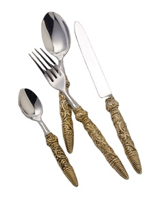 Juego de cubiertos de estilo lujoso con mango blanco y detalles dorados, perfecto para regalos premium y celebraciones especiales, procedente de la India. - Product Image 2