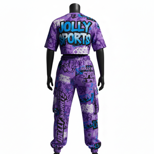 Conjunto Premium de Top Corto y Pantalones Cargo para Mujer, 220 GSM, Poliéster y Spandex, Color Morado, Estilo Graffiti Urbano, Logotipo Personalizado por Sublimación - Product Image 2