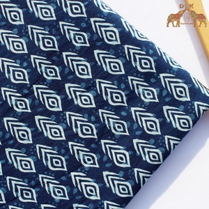 Tela de Algodón con Estampado Índigo, Estampado a Mano con Bloques, Algodón Teñido con Tintes Vegetales Naturales, Tela Cambray Ecológica para Vestidos - Product Image 1