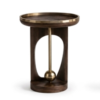 Table basse contemporaine avec plateau en marbre et base en métal patiné finition vintage pour la décoration de salon moderne