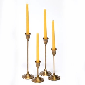 Le porte-bougie en laiton aux tons chauds dégage une lueur dorée douce qui rehausse instantanément l'ambiance de toute pièce. - Product Image 1