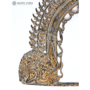 Grande tenture murale Kirtimukha Prabhavali de 31 pouces en laiton au design complexe pour la décoration intérieure - Product Image 4