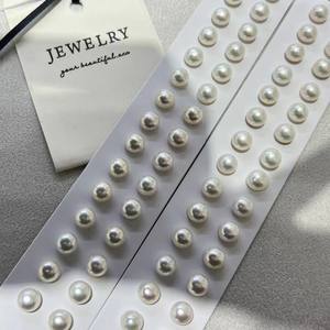 Versátiles Pendientes de Perlas de Tahití en Gris Platino Verde de 8-9 mm, Casi Redondas, con Defectos Superficiales y Colores Misteriosos - Product Image 3