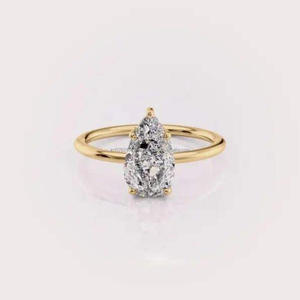 Bague de fiançailles solitaire en moissanite taille poire en or jaune, classique à quatre griffes, pour femme - Product Image 1