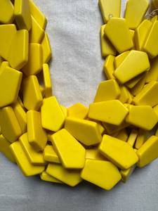 Cuentas de Resina Planas en Forma de Pentágono Multicolores al por Mayor |   Cuentas Irregulares de 20mm/25mm |   Cajas de Embalaje al por Mayor para la Fabricación de Joyería - Product Image 2