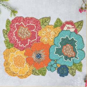 Napperon de fleurs perlées fait à la main exquis avec des pétales orange blancs et bruns d'inspiration vintage - Product Image 4