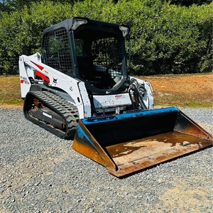 Chargeuse sur chenilles Bobcat T450 avec moteur diesel en excellent état, à vendre à bas prix, livraison rapide disponible, en stock. - Product Image 3