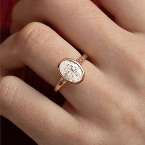 Anillo de Compromiso con Bisel de Diamante Cultivado en Laboratorio de Corte Ovalado de 2 Quilates, Oro Amarillo de 14K, Venta al por Mayor - Product Image 3