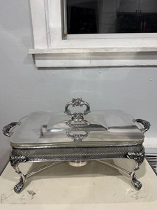Elegante Servidor de Comida Rectangular con Acabado Plateado y Tapa para Banquetes al Mejor Precio - Product Image 1