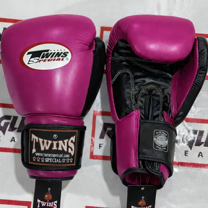 Guantes de Boxeo TWINS Personalizables de Alta Calidad, Cuero Vacuno de Primera Calidad, Acolchado Grueso de 4 Capas, Protección Completa para los Dedos, para Boxeo Tailandés - Product Image 1