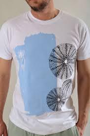 เสื้อยืดผู้ชายรักษ์โลก ผลิตจากเส้นใยรีไซเคิล พิมพ์ด้วยหมึกน้ำ เนื้อผ้านุ่ม ยืดหยุ่น สวมใส่สบาย เหมาะกับทุกโอกาส - Product Image 4