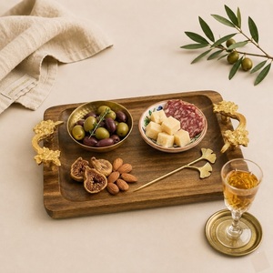Bandeja de servir hecha a mano de madera de mango natural con elegantes asas florales de latón dorado, bandeja decorativa rectangular para restaurante. - Product Image 5
